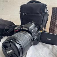 Nikon D5100 + obiettivo VR 18-105 mm + accessori