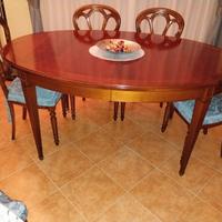 Tavolo in legno ovale allungabile