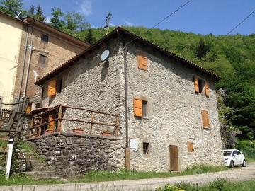 Casa toscana in pietra nel cuore degli appennini