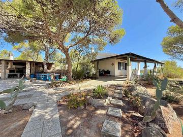 Esclusiva villa con 7.400 mq di terreno, dependanc