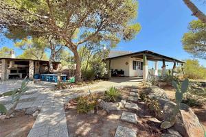 Esclusiva villa con 7.400 mq di terreno, dependanc