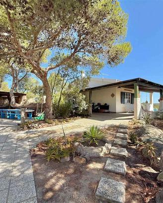 Esclusiva villa con 7.400 mq di terreno, dependanc