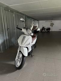 Scooter Piaggio Modello Beverly 300 I.E.