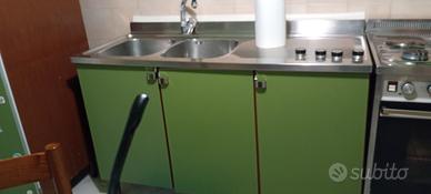 cucina compresa di forno e frigo