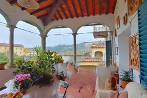 Palazzo / Stabile di 1400 m² con più di 5 locali a