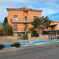 Casa indipendente con 2 unità, giardino e garage