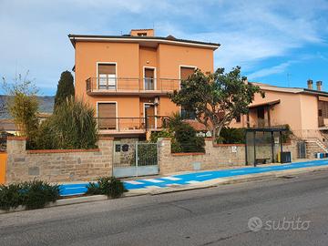 Casa indipendente con 2 unità, giardino e garage