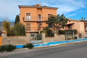 Casa indipendente con 2 unità, giardino e garage