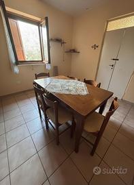 Tavolo in legno con 6 sedie – Buone condizioni