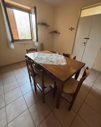 Tavolo in legno con 6 sedie – Buone condizioni