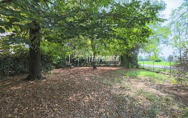 CASA SEMI-INDIPENDENTE TRIFAMILIARE CON GIARDINO P