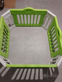 Box staccionata per bambini con tappeto colorato
