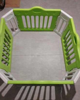 Box staccionata per bambini con tappeto colorato