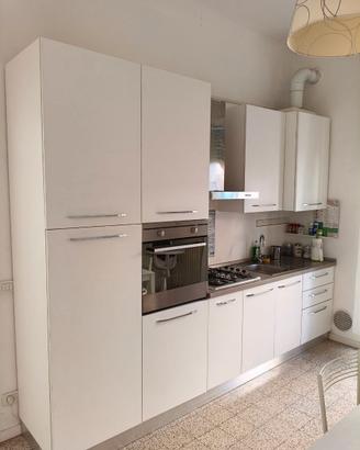 Cucina Moderna Bianca con Colonna Frigo e Forno
