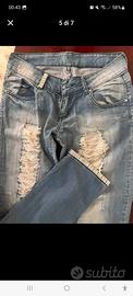 Jeans donna strappati con dettagli gioiello
Dispon