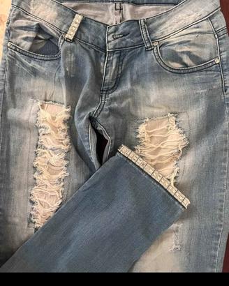 Jeans donna strappati con dettagli gioiello
Dispon