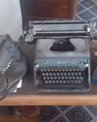 Macchina da scrivere vintage Everest ST