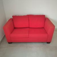 Divano a due posti in stoffa.