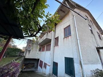 Fabbricato più locali commerciali