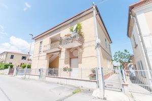 3 LOCALI A ROSETO DEGLI ABRUZZI