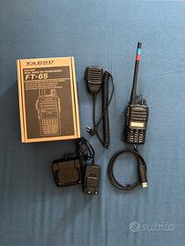 Radio YAESU FT-65 con accessori
