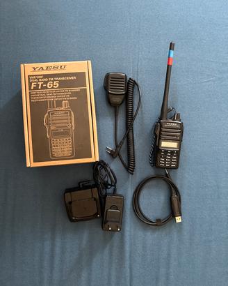 Radio YAESU FT-65 con accessori