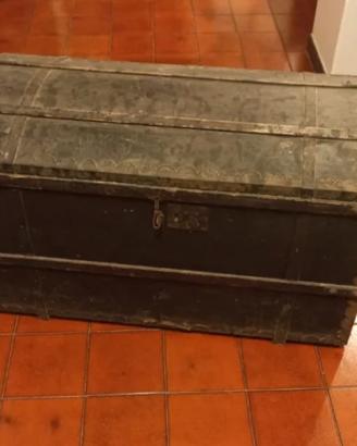 Baule antico in legno e ferro