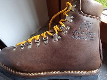 Scarponi da montagna .