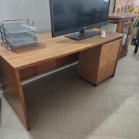 scrivania  e cassettiera 