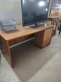 scrivania  e cassettiera 