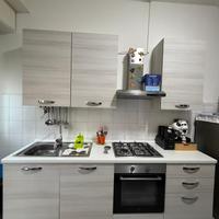 Cucina completa con tavolo e sedie