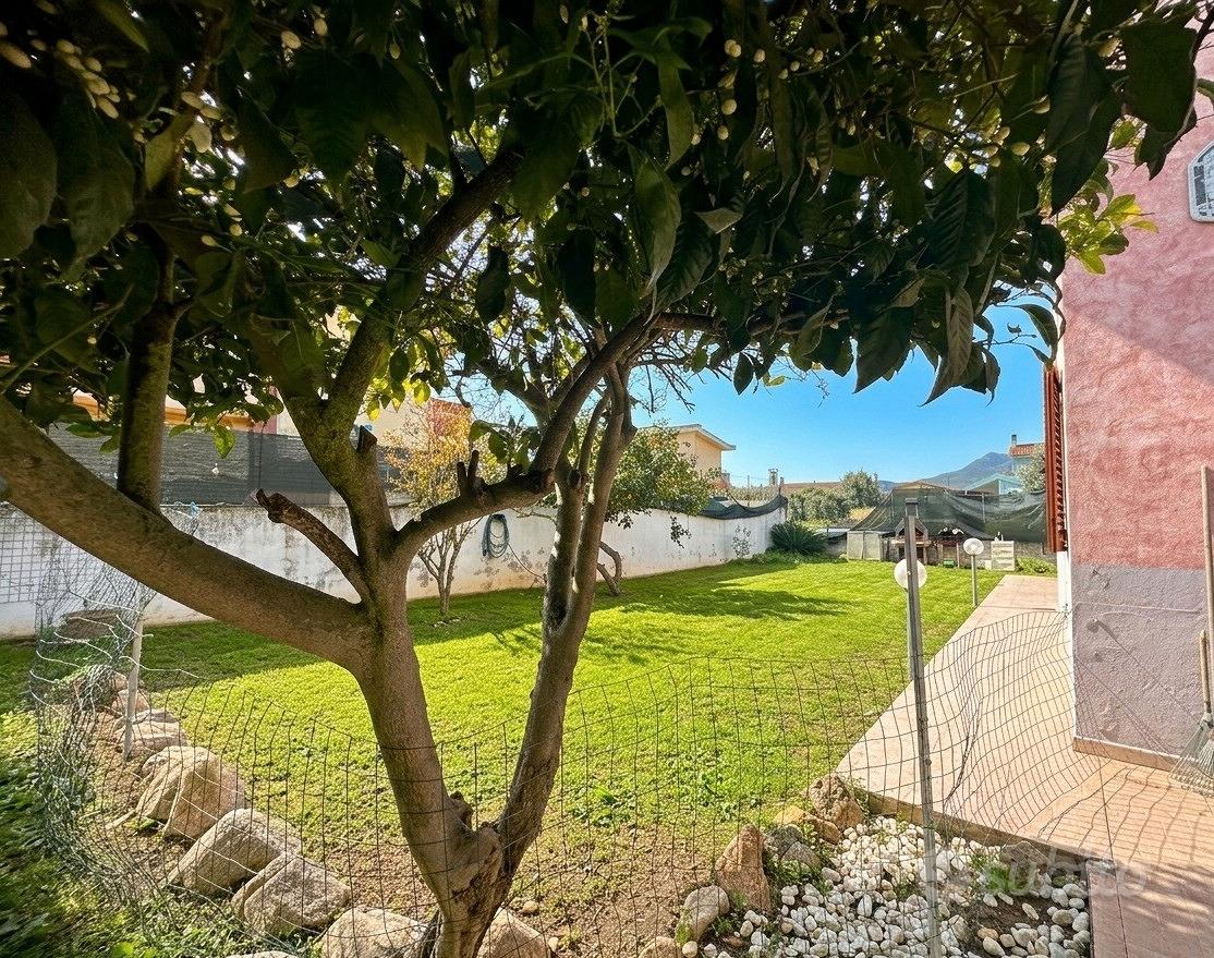 Ampia villa bifamiliare con 300 mq di giardino - Vista 2