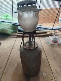 Lume a petrolio portatile d'epoca.