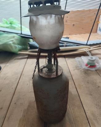 Lume a petrolio portatile d'epoca.