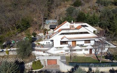 Casa indipendente con corte privata e garage