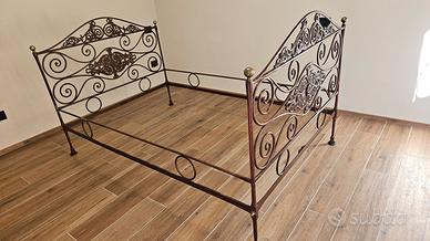 Antico letto in ferro battuto Liberty floreale