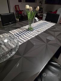 Tavolo e sedie come nuove per rinnovo ambiente