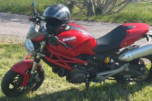 Moto DUCATI monster 696+