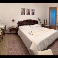 Abitazione con veranda esterna e giardino