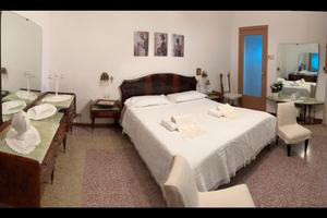 Abitazione con veranda esterna e giardino