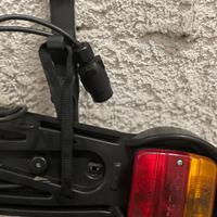 Porta bici da auto completo di luci posteriori