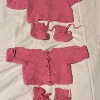 Maglioncini e scarpine neonato