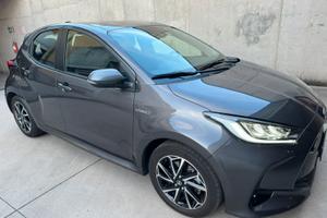 Toyota Yaris hybrid 4 serie