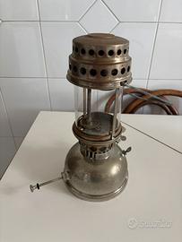 Antica lampada ad olio