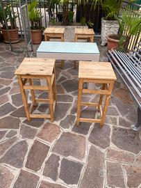 Tavolino con  4 sgabelli in legno