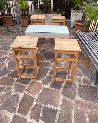 Tavolino con  4 sgabelli in legno