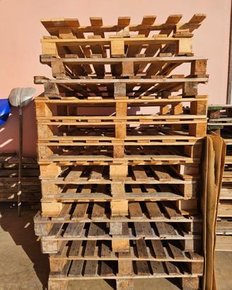 Bancali in legno mis. 115x120x16h circa