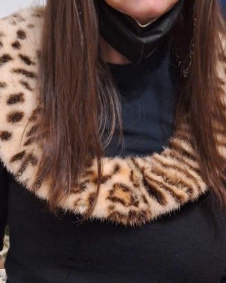 Maglia scollata con collo di pelo