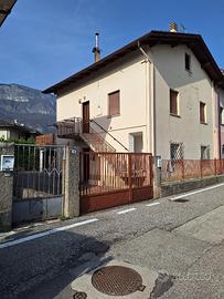 Casa indipendente con grande terrazzo