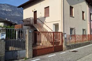 Casa indipendente con grande terrazzo